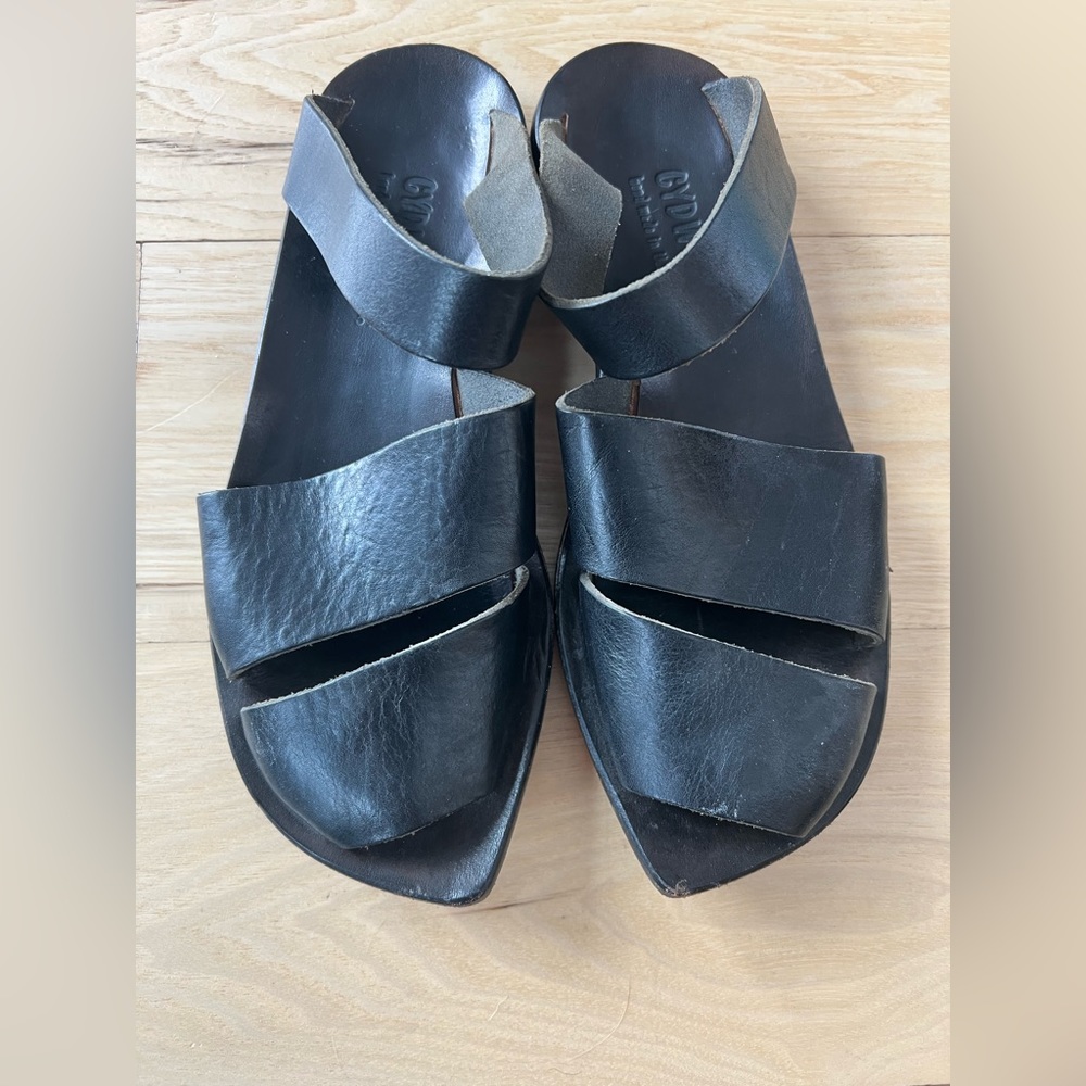 Cydwoq Sandals